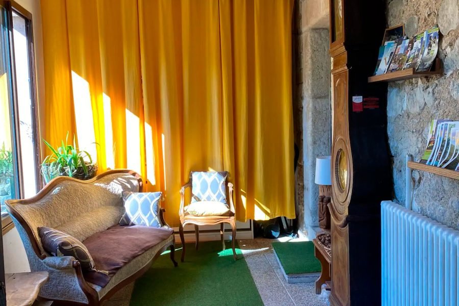 Le jardin d'hiver à l'arrière de la maison avec penderie et dépôt des skis