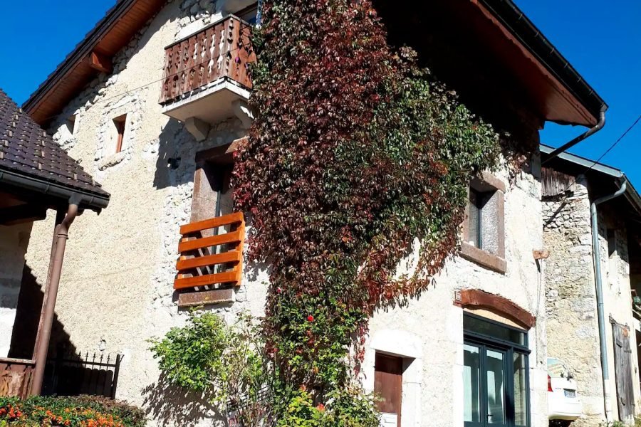 Une vue d'automne de la façade