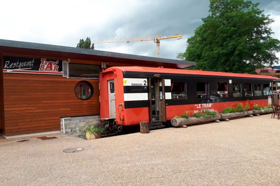 Le Tram Bar Le restaurant sur la place du village de Confort- KI AMOUR