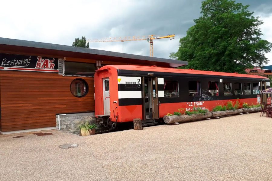 Le TRAM = c'est le wagon restaurant du village : point incontournable pour ce désaltérer et manger de copieux repas.